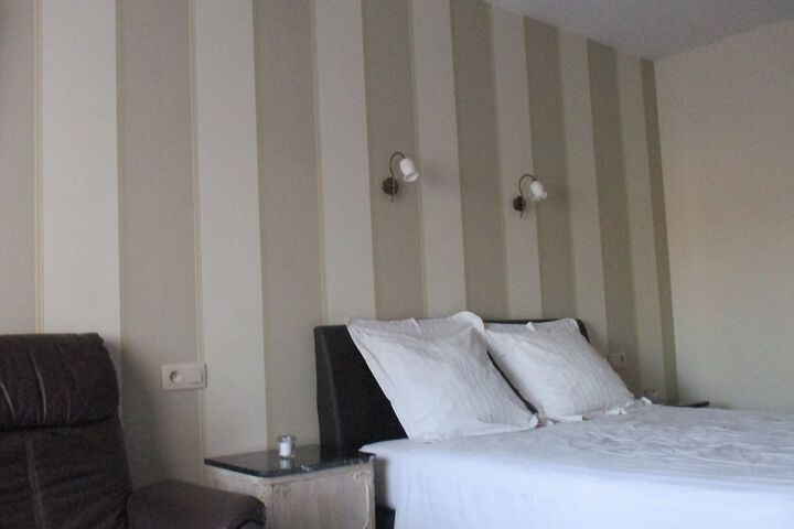 Room 9 of 14