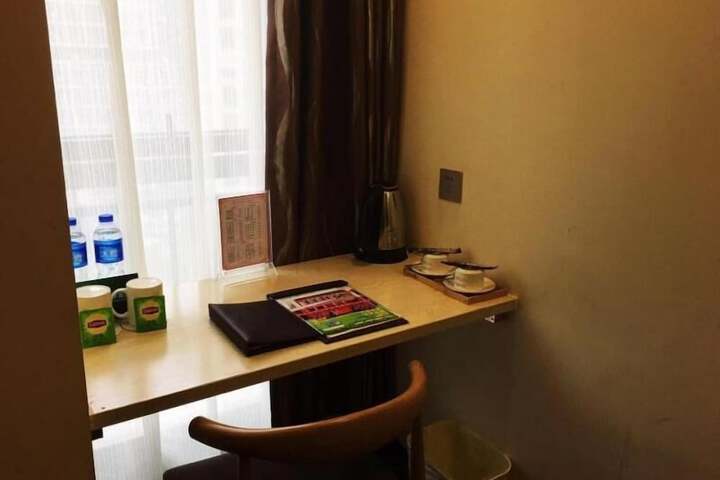 Room 17 of 40