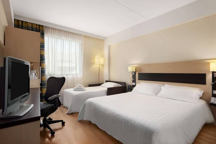 Room 9 of 32