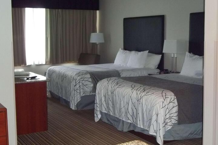 1 King Bed Microwave and Refrigerator Work Desk WiFi Full Breakfast (6 of 21)