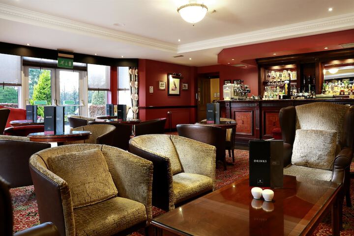 Lounge 44 of 61