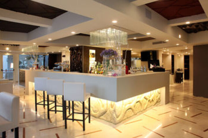 Lounge 14 of 39