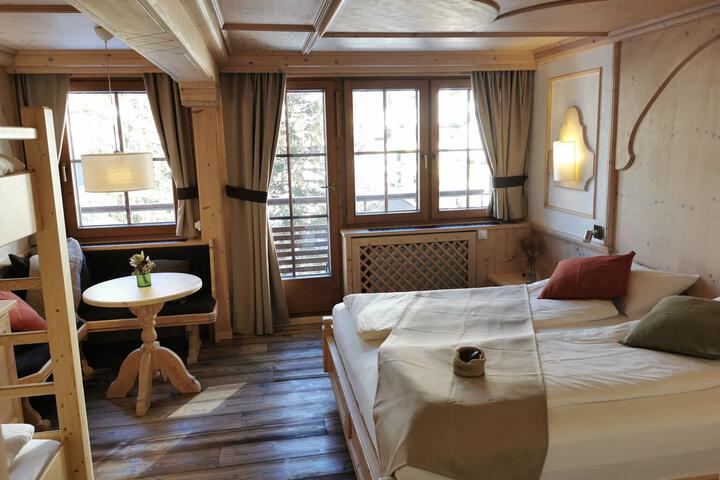 Room 4 of 83