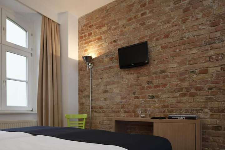 Room 9 of 33