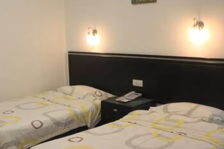 Room 6 of 8