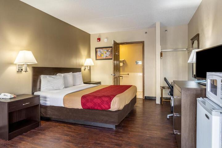 1 King Bed (3 of 12)