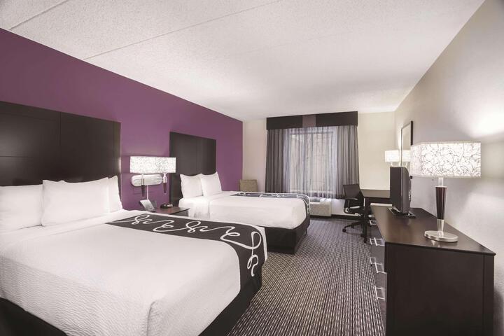 1 King Bed Mobility Hearing Impaired Accessible Room (5 of 16)