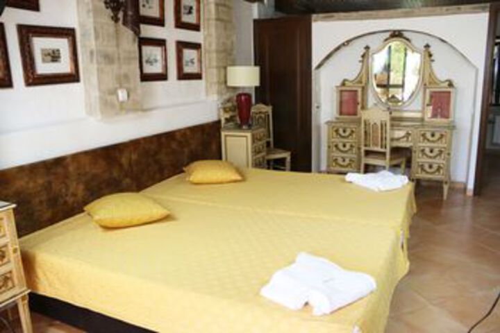 Room 4 of 18