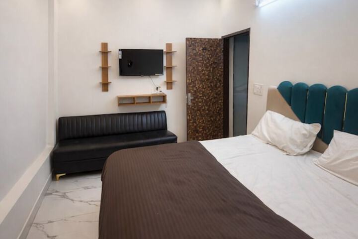 Room 5 of 11