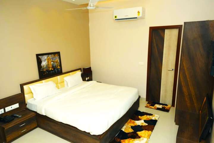 Room 6 of 17