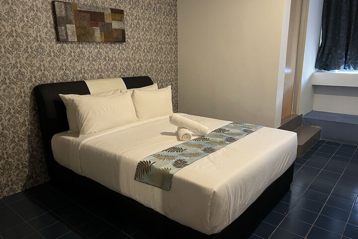 Room 9 of 12
