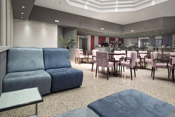 Lounge 20 of 45
