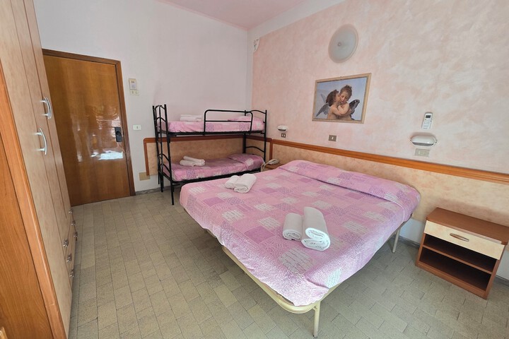 Room 6 of 28