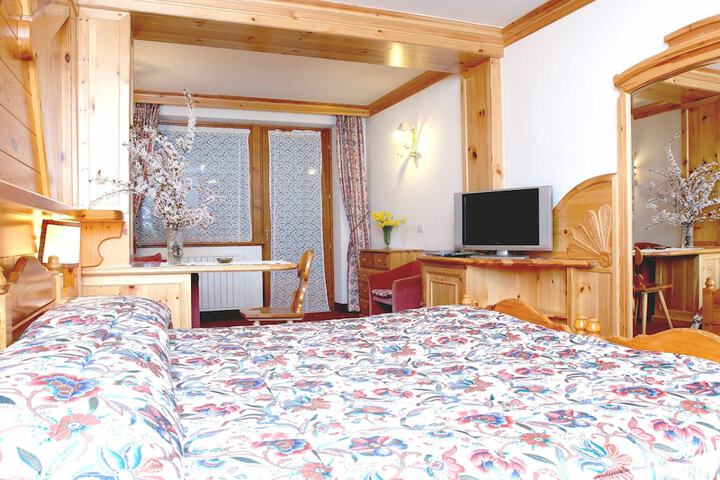Room 2 of 20
