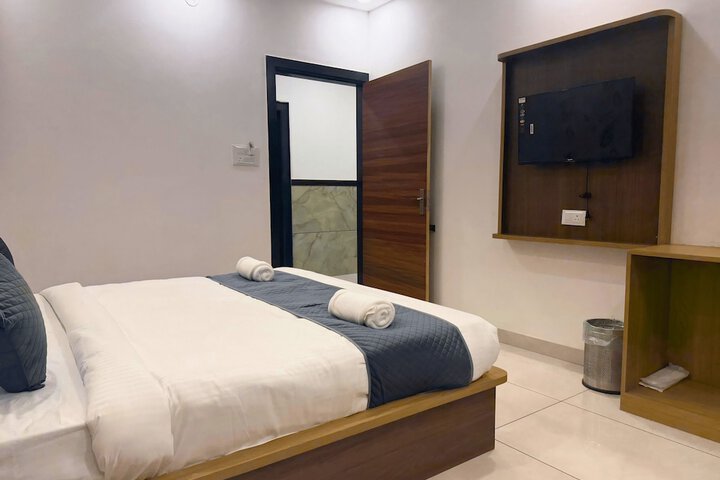Room 13 of 16