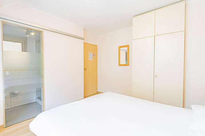 Room 10 of 68