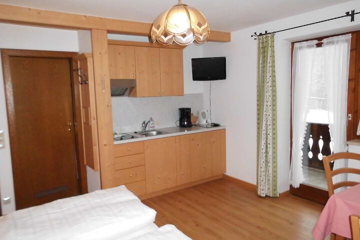 Room 4 of 18