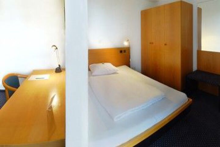 Room 9 of 16