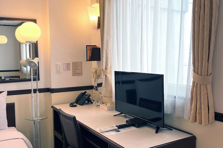 Room 27 of 49
