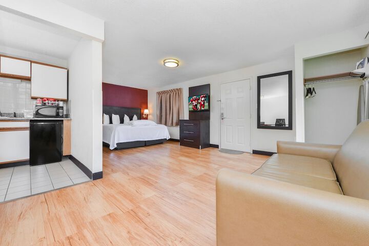 Premium King Bed Kitchenette (1 of 5)