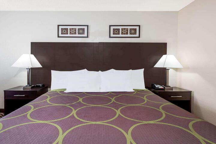 1 King Bed (3 of 7)