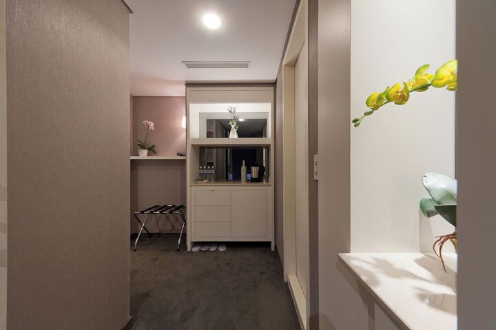 Room 4 of 42