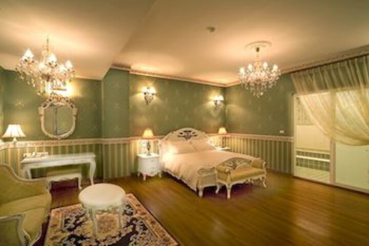 Room 12 of 23