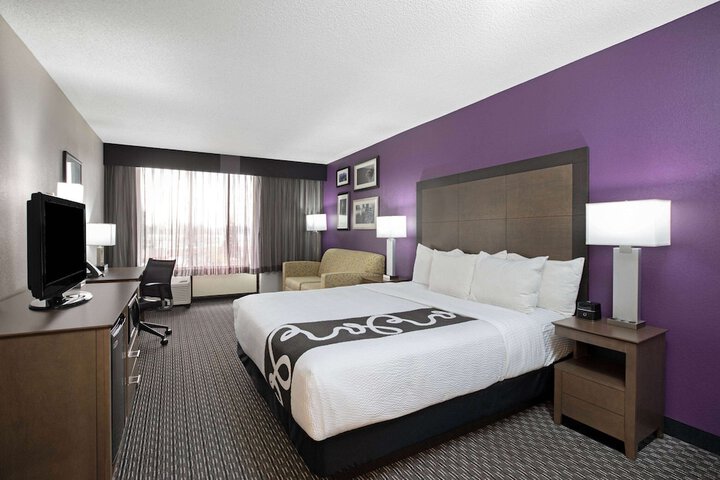 1 King Bed Deluxe (5 of 7)