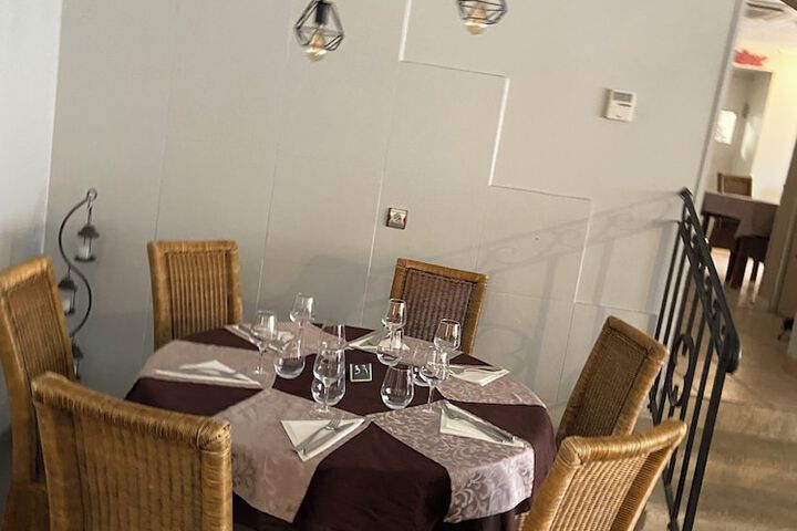 Dining 36 of 44