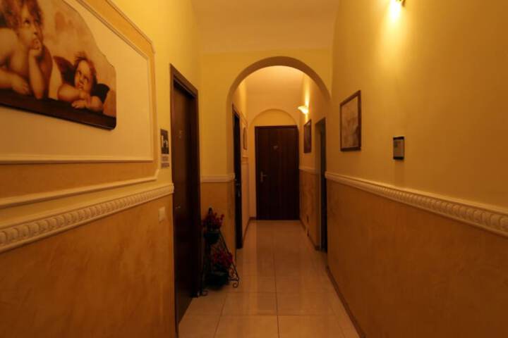 Ballroom/Hall 17 of 20