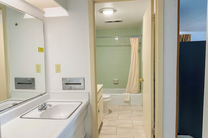 Room 13 of 19