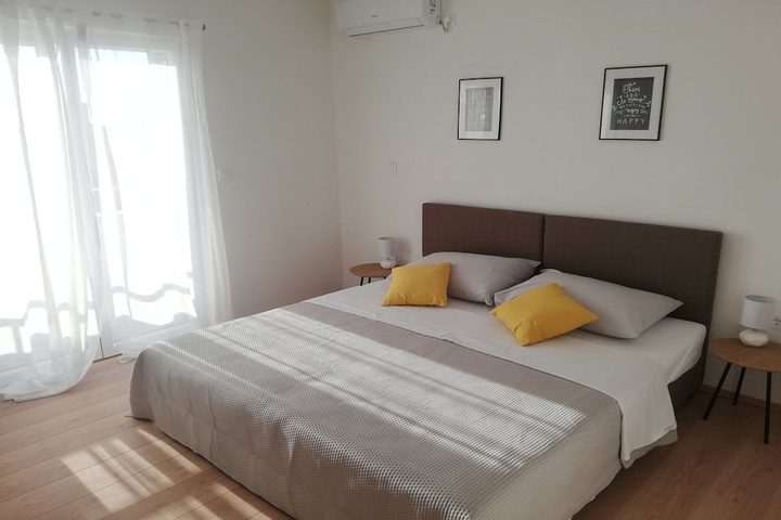 Room 5 of 16