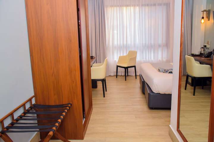 Room 7 of 18