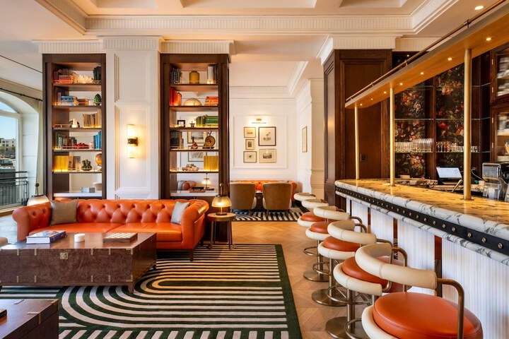 Lounge 72 of 87