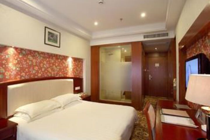 Room 10 of 32
