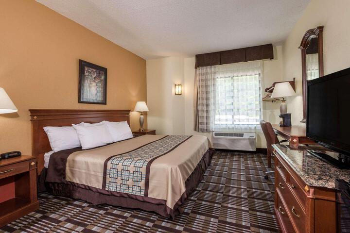 1 Queen Bed (2 of 5)