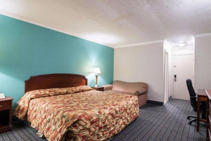 1 King Bed (5 of 5)