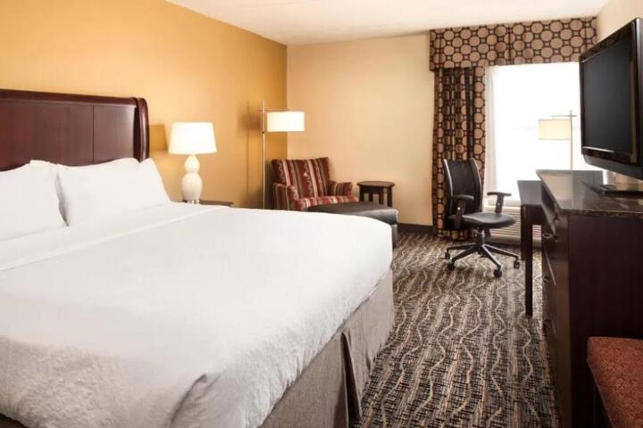 1 King Bed (4 of 14)