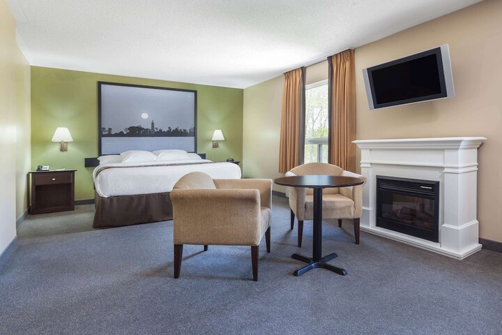 1 Queen Bed 1 Bedroom Deluxe Suite (3 of 6)