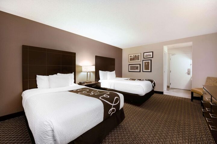2 Double Beds (9 of 13)