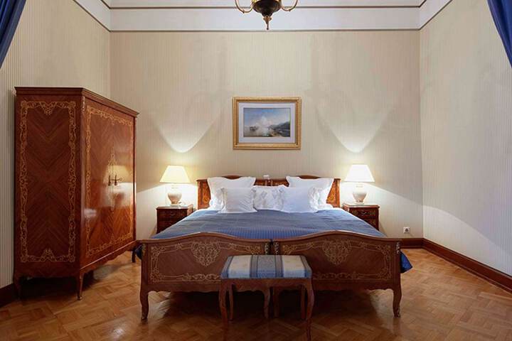 Room 70 of 142