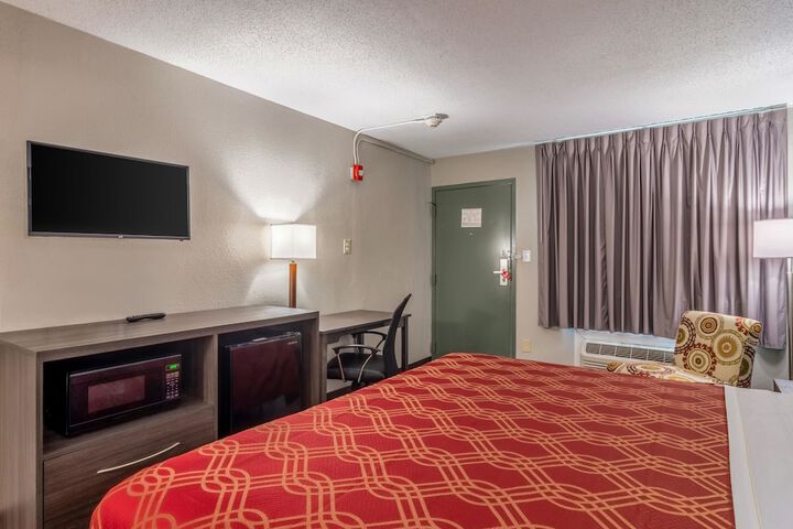 1 King Bed (2 of 13)
