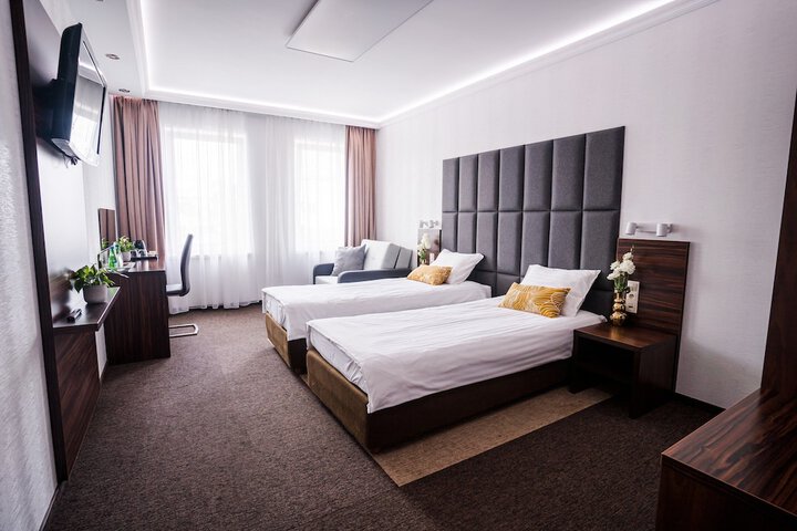 Room 18 of 102