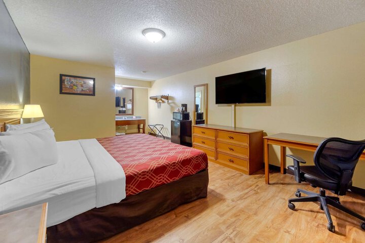 1 King Bed (16 of 18)