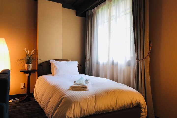 Room 17 of 38