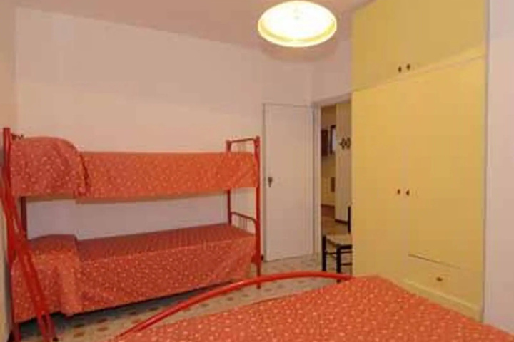 Room 4 of 9