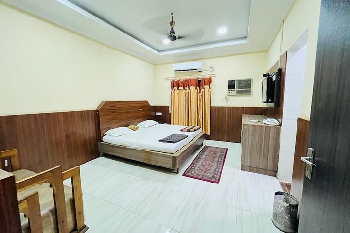 Room 2 of 6