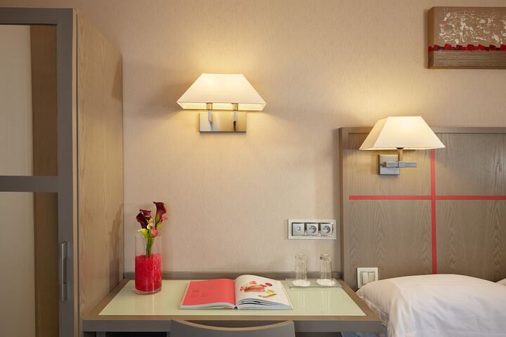 Room 4 of 33