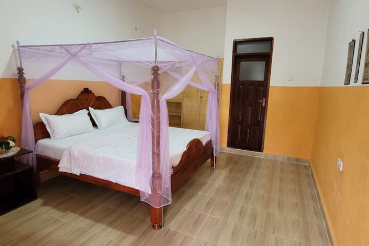 Room 5 of 18