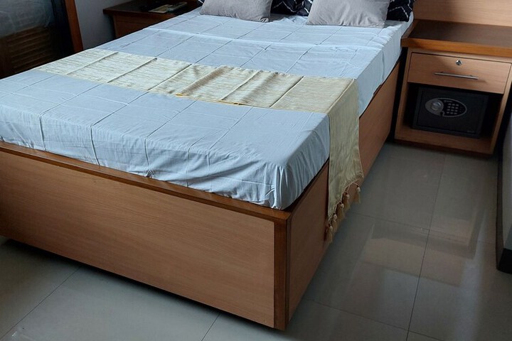 Room 8 of 9